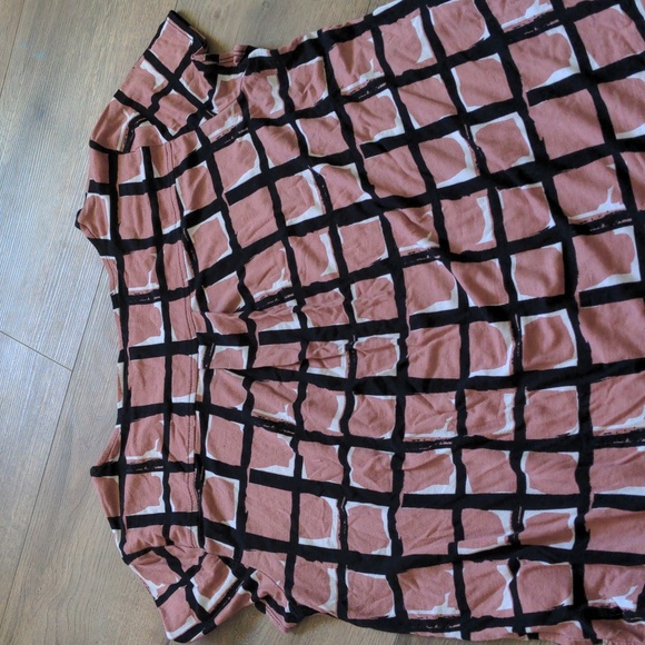 Geometric Pattern Top - Picture 2 of 4